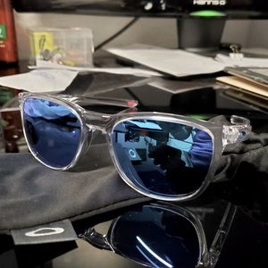 Oakleys sunglasses, excellent shape no scratches color grey/silver